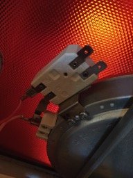 Öppnad Husqvarna spis visar en värmezon med en ensam kabel ansluten, ingen lösa tåtar synliga.