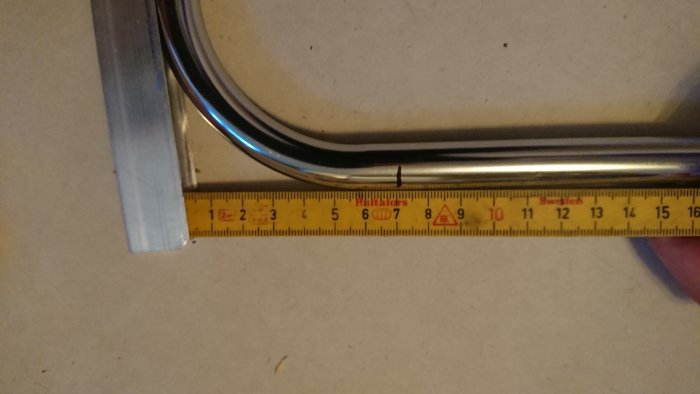 Kromat 15mm rör böjt 90° med tydlig markering vid 20cm på mätare.