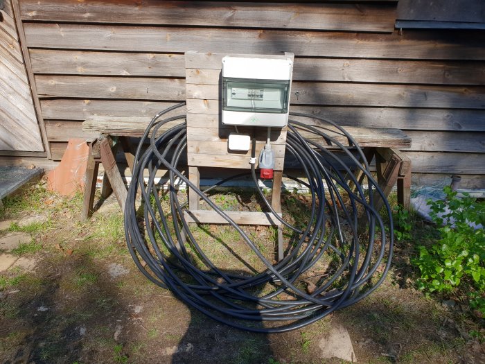 Elcentral Spelsberg AKI-AIR med Nexans N1XV kabel och uttag, placerad utomhus.
