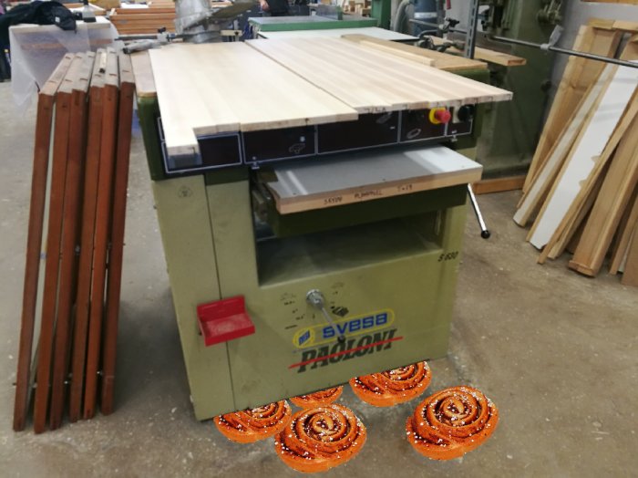 alt="Planhyvel i snickeriverkstad med ett spår av kanelbullar på golvet leder fram till maskinen.