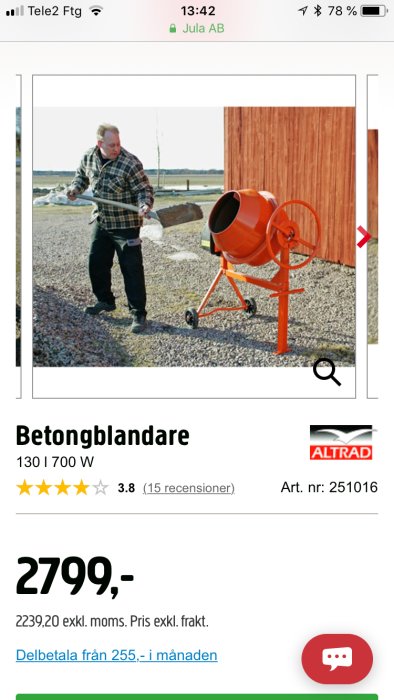 Man med skyffel bredvid orange betongblandare, reparerad retur för 800 kr.