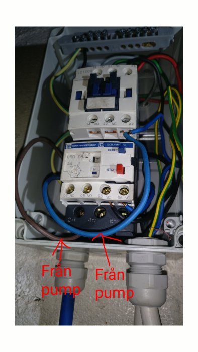 Elinstallation med kontaktor och motorskydd, kablar märkta "Från pump", problem med överbelastning nämns.