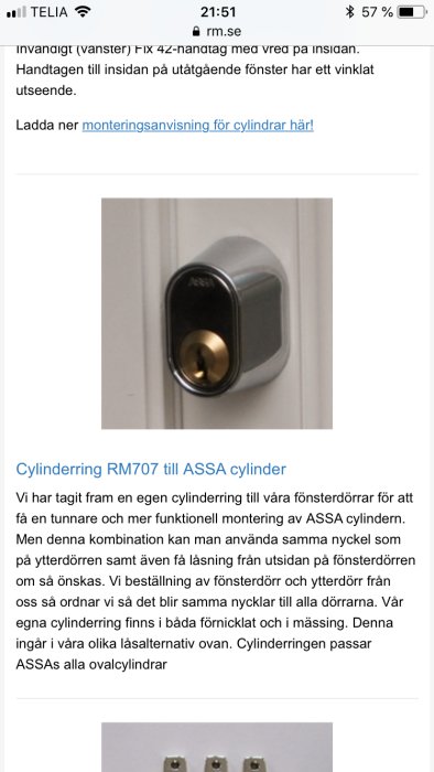 Vit dörr med en installerad cylinderlåsring RM707 för ASSA cylindrar, utformad för tunnare montagesätt på fönsterdörrar.