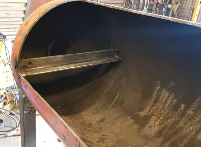 U-järn används som hyllplan i en stor metallskorsten.
