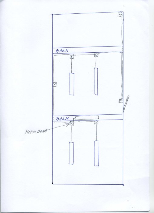 Handritad skiss av en plan för elinstallation med markerade balkar, ledningar och kopplingsdosor.