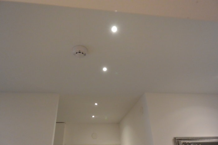 Tak med fyra LED-spotlights illustrerar ljusdimring vid 10%, tagen med lång slutartid.