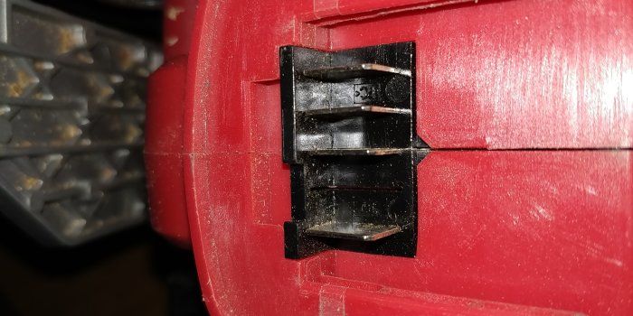Närbild på batterianslutning med två kontaktpinnar i en Meec skruvdragare.