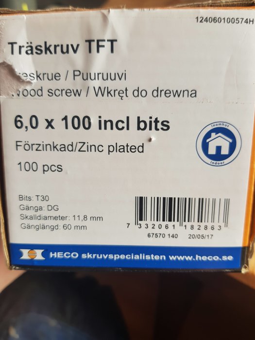 Förpackning med träskruvar märkta "Träskruv TFT", förzinkade, 6,0 x 100 mm med inkluderade bits.