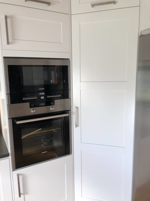 Köksskåp från Ballingslöv med inbyggd Siemens ugn och Blum gångjärn.