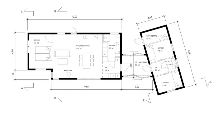 Arkitektritning av ett fritidshus med två byggnader och en glasad mellanbyggnad på en gemensam betongplatta.