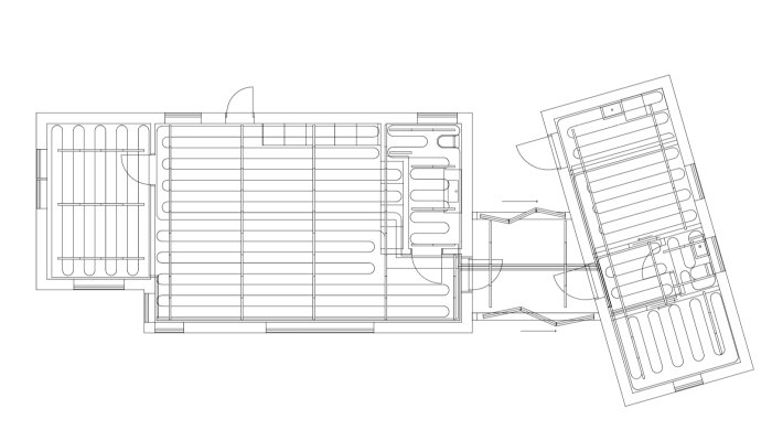 Planritning av ett fritidshus med markerat golvvärmesystem och genomföring för värmerör.