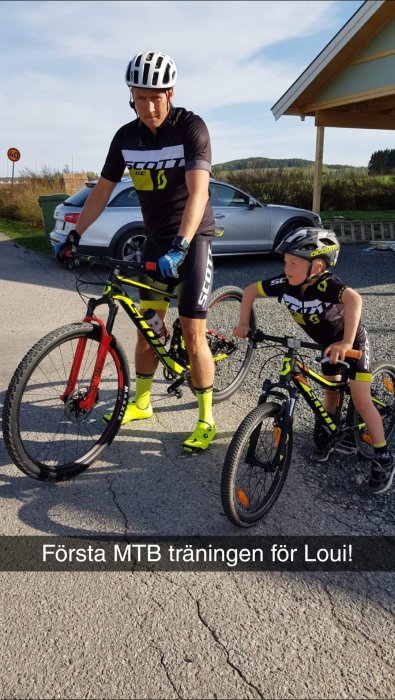 Två cyklister i matchande utrustning förbereder sig för en mountainbike-träning.