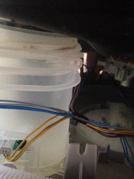 Plasthink används som vattenuppsamlare under en läckande installation med synliga elkablar.