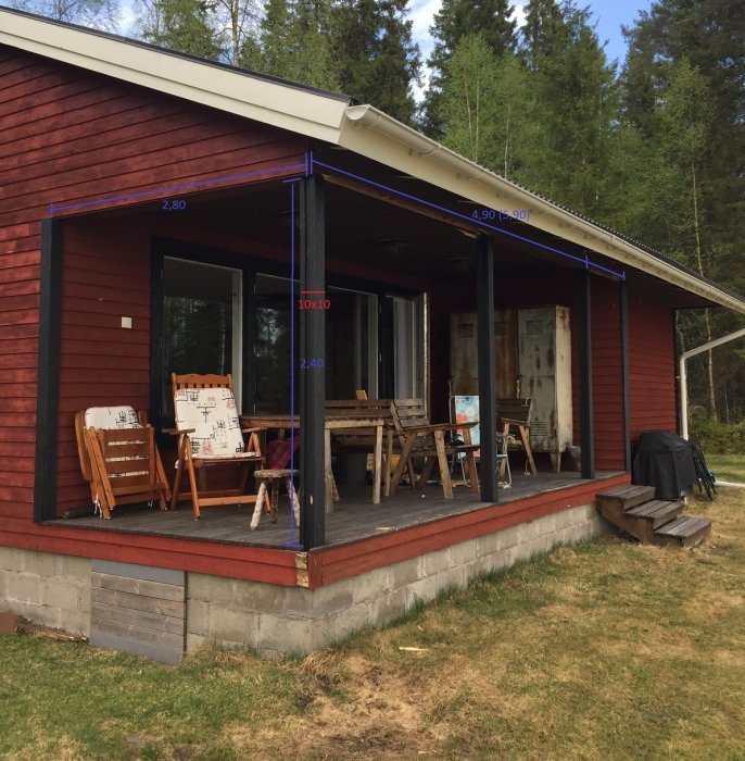 Altan under konstruktion med måttangivelser, stödstolpar och takbärlina synlig på en röd sommarstuga.