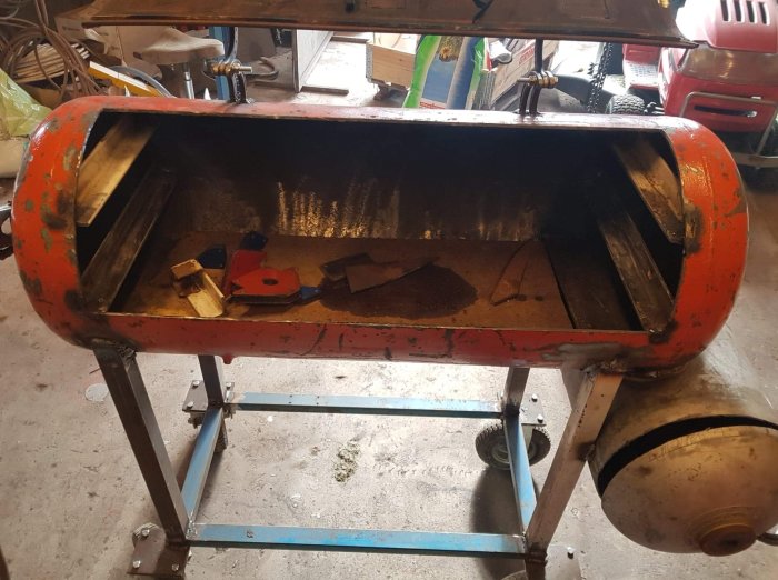 Grov cementblandare i verkstad med det andra nyligen installerade hyllplanet synligt inuti.
