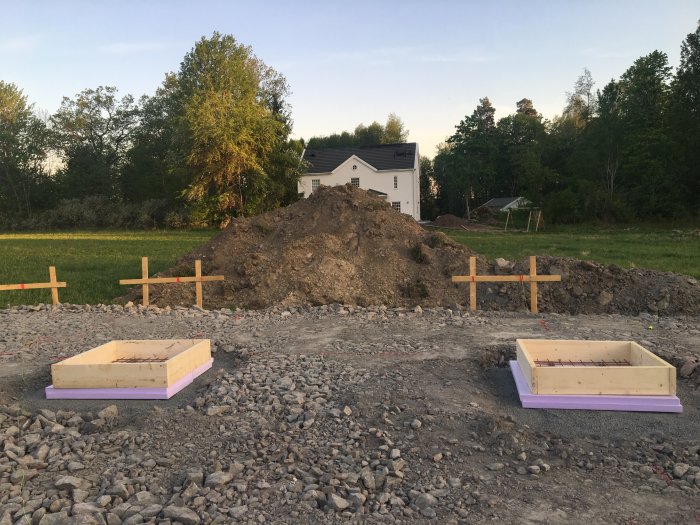 Grundläggning för ett hus med armerade sektioner för vardagsrum, bibliotek och stolparnas grund för en uteplats.