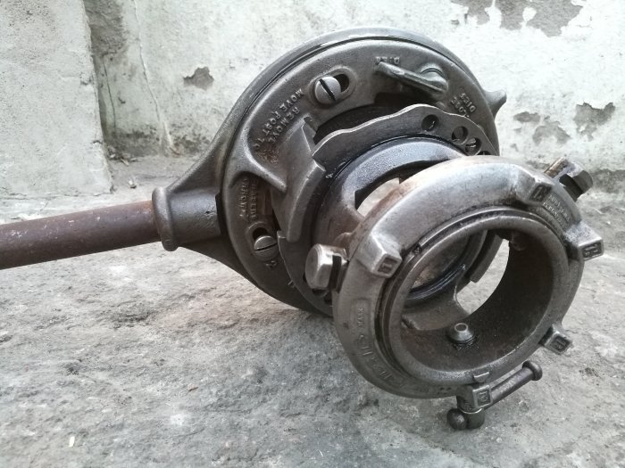 Begagnad svart tryckluftsrotor köpt från second hand för användning i garageprojekt.