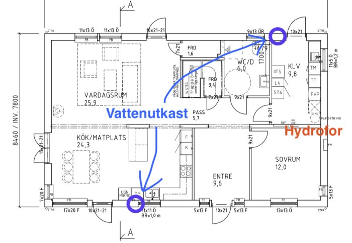 Arkitektritning av en bostadsplan med markerade positioner för vattenutkast och hydrofor.