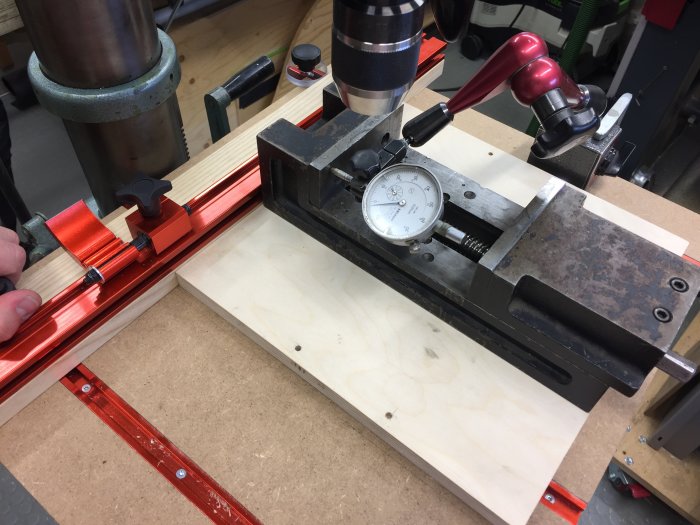Fingerfräs riggad i verkstad med mätur och röda metallskenor.
