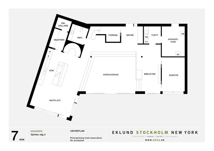 Svartvit planlösning av entréplan för hus med vardagsrum, kök, bibliotek och ytterligare rum.