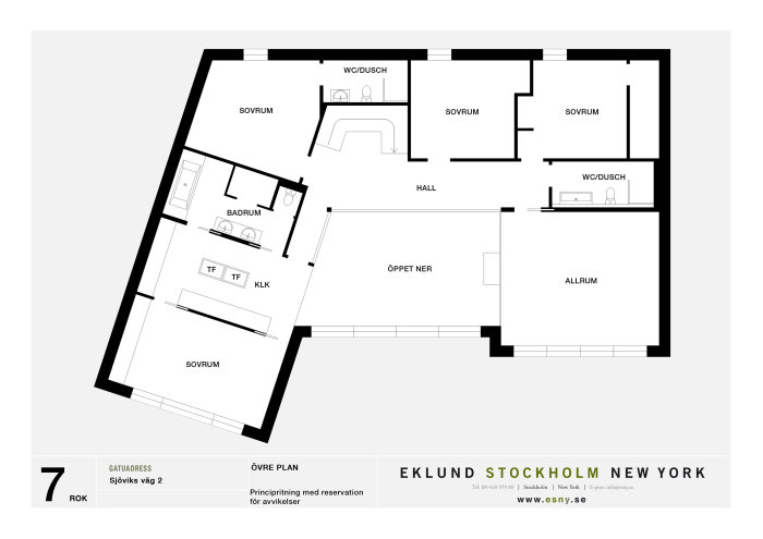 Planritning av ett hus med flera sovrum, badrum, tvättstuga och allrum, samt företagslogotyp.