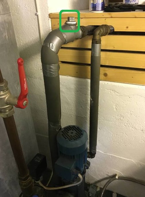 Vattenpump med sugledning uppåt och ejektorledning, ventil och propp synlig.