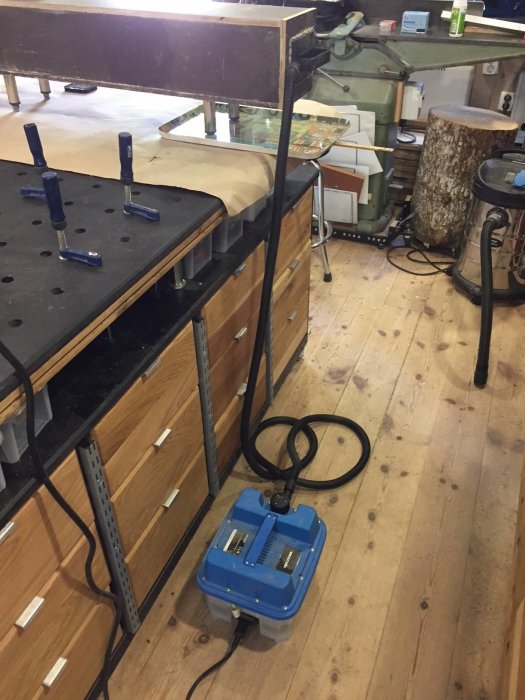Ånggenerator från Biltema ansluten till en basningslåda med teakplanka i ett verkstadsrum.