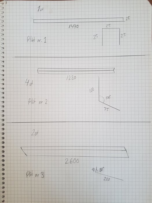 Ritad skiss på ett anteckningsblock med mått och detaljer för tre olika plåtbeslag.