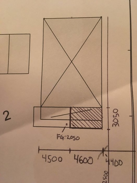 Handskissad ritning av en konstruktion med måttangivelser, inkluderar en diagonal stagning.