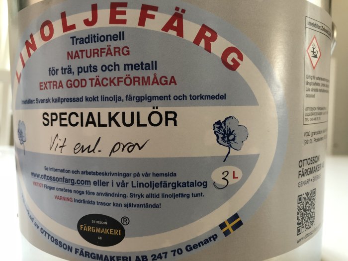 En burk linoljefärg märkt som naturfärg för trä, puts och metall, avsedd för fönster och balkongräcke.