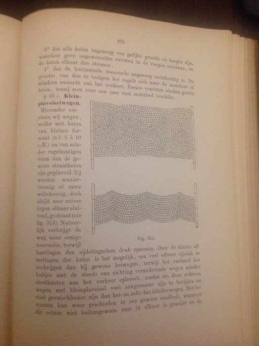 Illustration ur en gammal bok som visar mönster för hur man lägger smågatsten och trävägar.