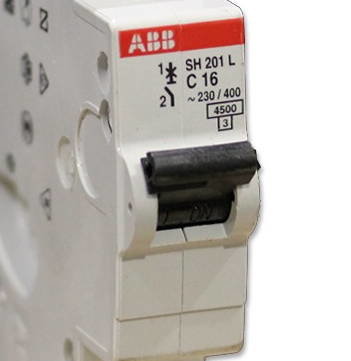 En ABB säkerhetsbrytare med beskrivningen SH201 L C16, troligen avsedd för brytning av överlast och med frånskiljaregenskaper.