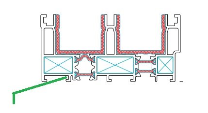 Schematisk illustration av en väggsektion med fönster och den egentillverkade lösningen för underbleck markerad med grönt sträck.