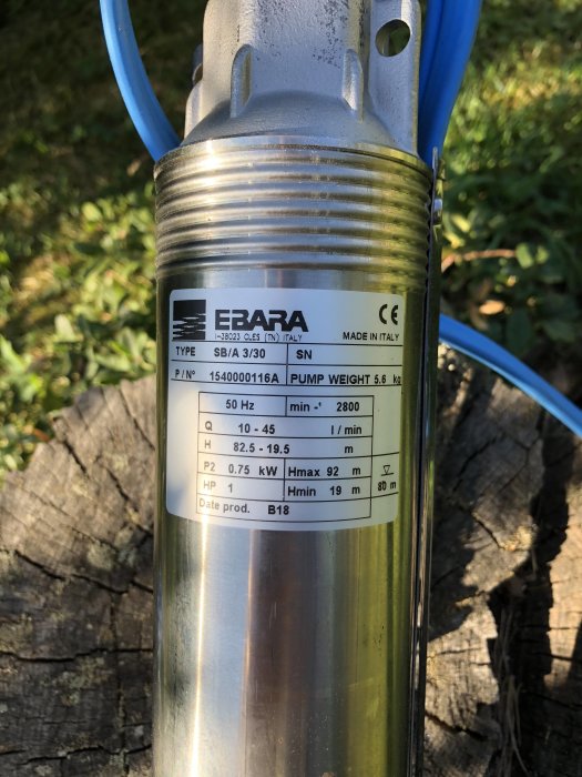 Närbild på en nyligen installerad Ebara-pump utomhus med tekniska specifikationer synliga.