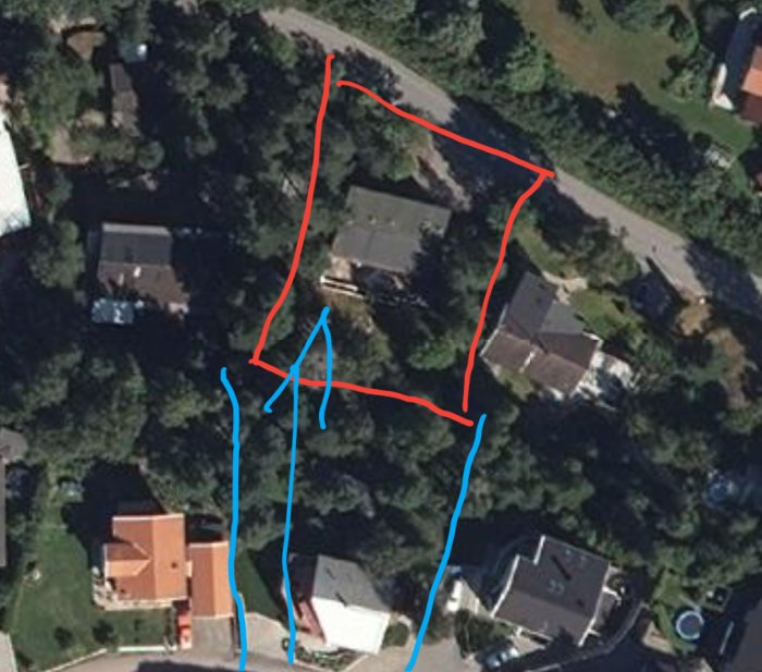 Satellitbild över ett bostadsområde med markerad röd tomtgräns, blå gräns för grannens tomt och en pil som visar servitutsvägen.