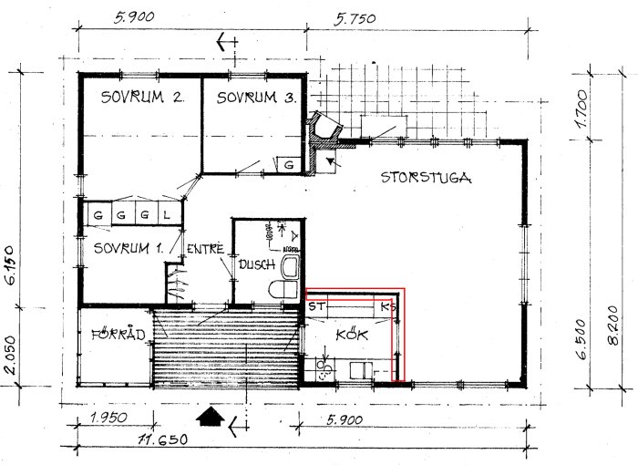 Arkitektritning av husplan med mått, markerade väggar i köket ifrågasätts om de är bärande.