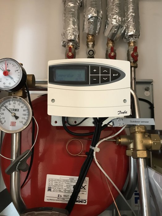 Värmesystem i hemmet med en TERMIX tryckmätare och en digital temperaturkontroll panel.