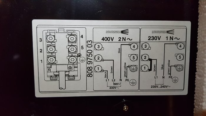 Elektriskt kopplingsschema för en häll som kan anslutas till antingen 400V tvåfasspänning eller 230V enfasspänning.