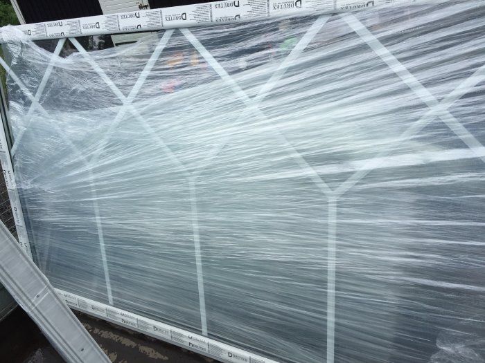 Nya Drutex PVC-fönster med invändig spröjs fortfarande inslagen i plast.