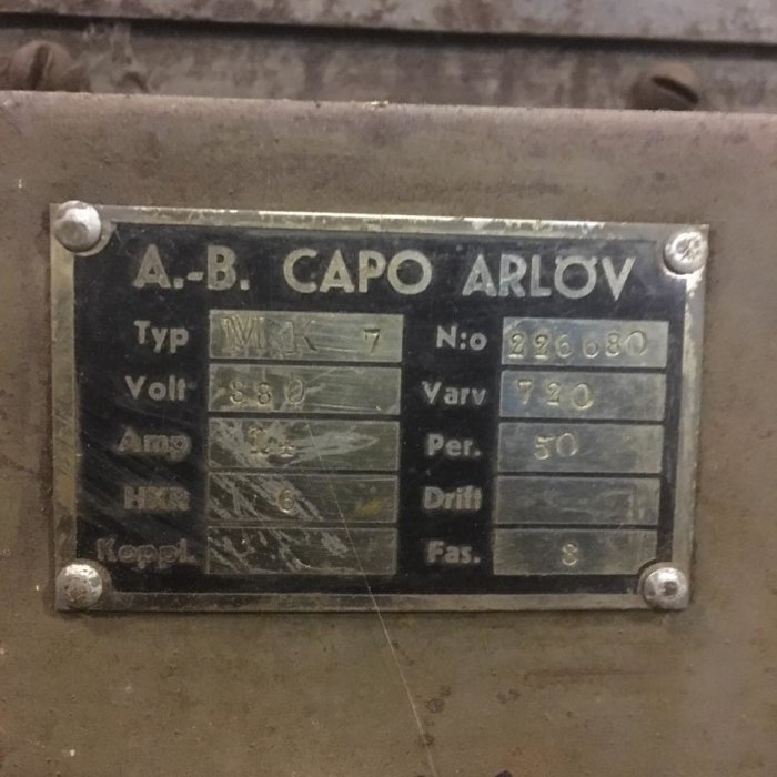 Typskylt på maskin med texten "A.B. CAPO ARLOV", tekniska specifikationer som typ, volt, ampere och hästkrafter.