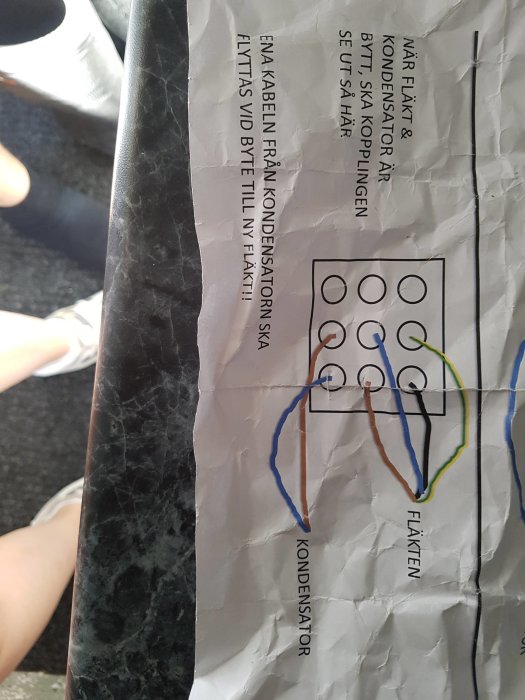 Skrynkligt pappersdokument med schema för elektrisk koppling och textinstruktioner.