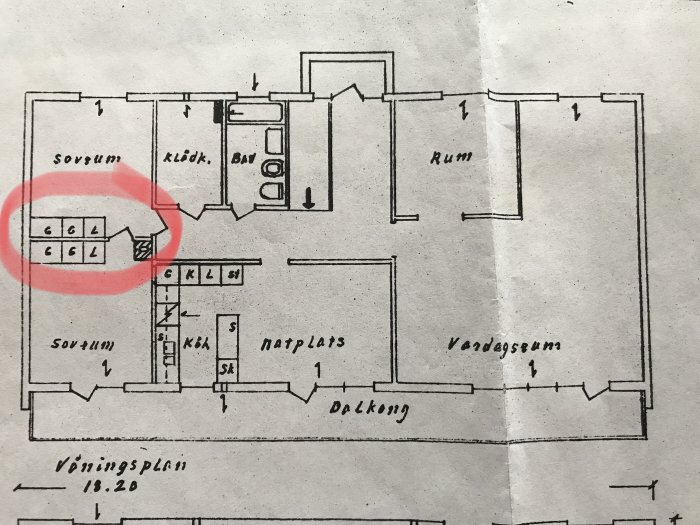 Ritning av en bostadsplan med markerad dörröppning, utvidgad från 80 till 160 cm i ett sutteränghus.