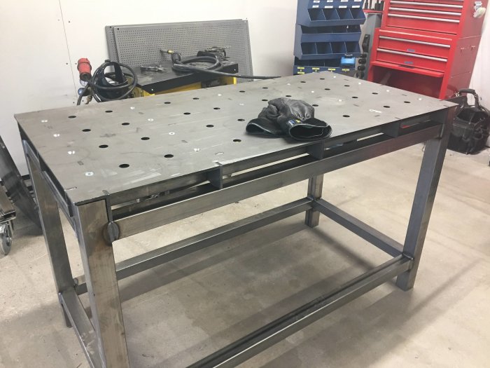 Svetsbord med en enkel benställning konstruerad av precisionsrör, designad för att bära bordet löst.