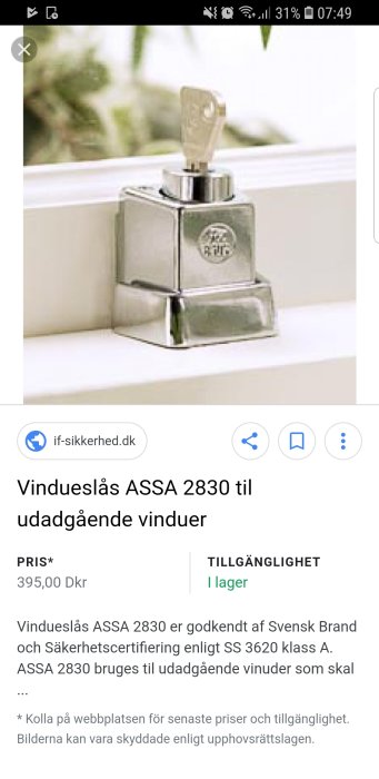 ASSA 2830 fönsterlås för utåtgående fönster monterat på vit karm.