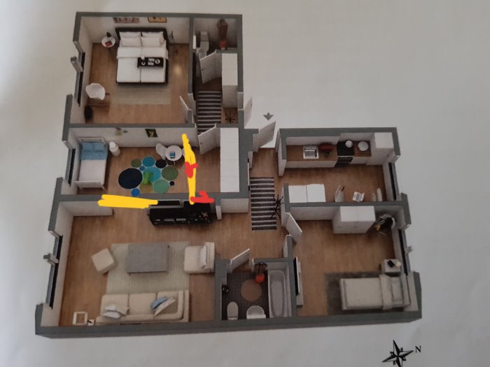 Översiktsbild av en lägenhets planlösning markerad med gult och rött för föreslagen ombyggnation av väggar och dörrar.
