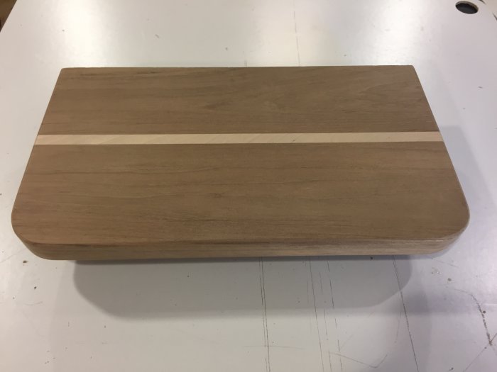 Trästeg bearbetat med Festool dominoverktyg med en björkstav i mitten och avrundade hörn.