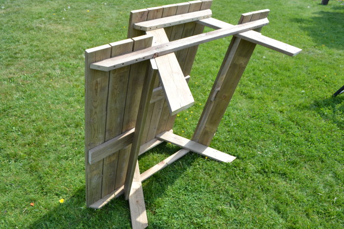 Hembyggt barnbord av återanvänt altangolv med förstärkande brädor under sits och bord.