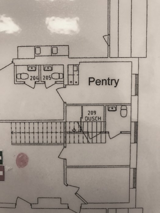 Arkitektonisk ritning med befintligt pentry och dusch, plats för ombyggnation till kök, utan möblering.