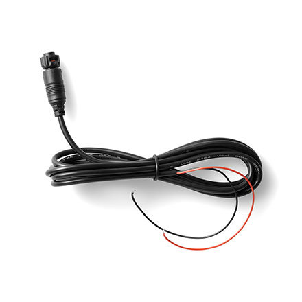 GPS-kabel med röd och svart tråd samt en kontakt, mot vit bakgrund.