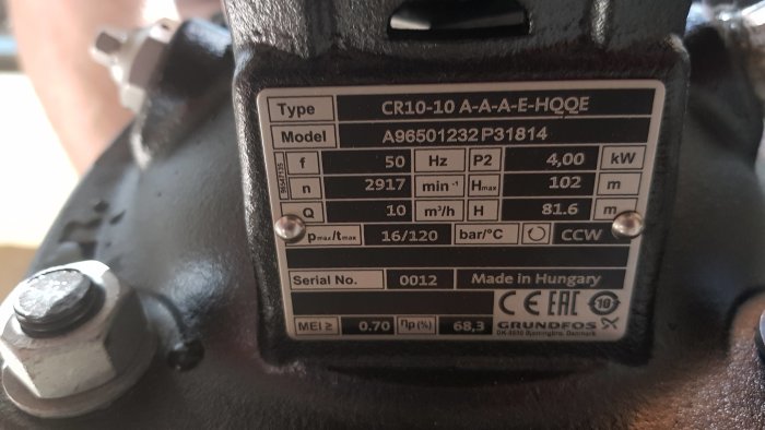 Typskylt på en Grundfos CR10-10 pump med tekniska specifikationer.